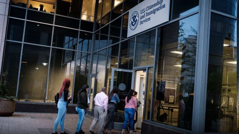 Gobierno de Biden limita la renovación del parole humanitario para migrantes latinoamericanos