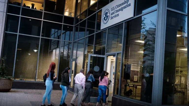 Gobierno de Biden limita la renovación del parole humanitario para migrantes latinoamericanos