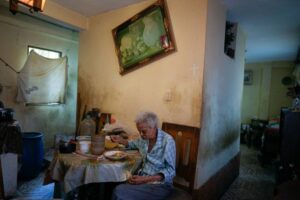 Ancianos venezolanos reaccionan ante el escaso monto de sus pensiones y aguinaldo