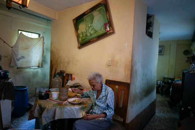 Ancianos venezolanos reaccionan ante el escaso monto de sus pensiones y aguinaldo