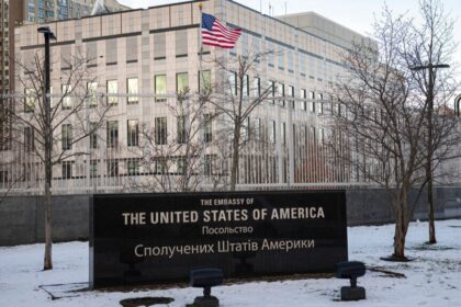 Embajada de Estados Unidos en Kiev cierra temporalmente por alerta de posible ataque aéreo