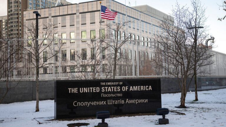Embajada de Estados Unidos en Kiev cierra temporalmente por alerta de posible ataque aéreo