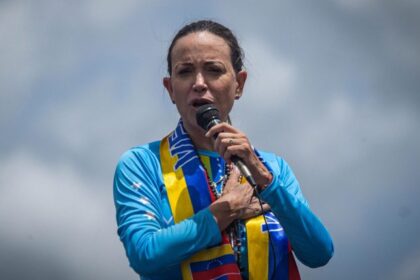 Machado urge a Maduro a aceptar un cambio de régimen antes del 10 de enero