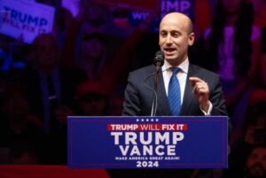 Trump nombra a Stephen Miller como subdirector de política en su nuevo gabinete