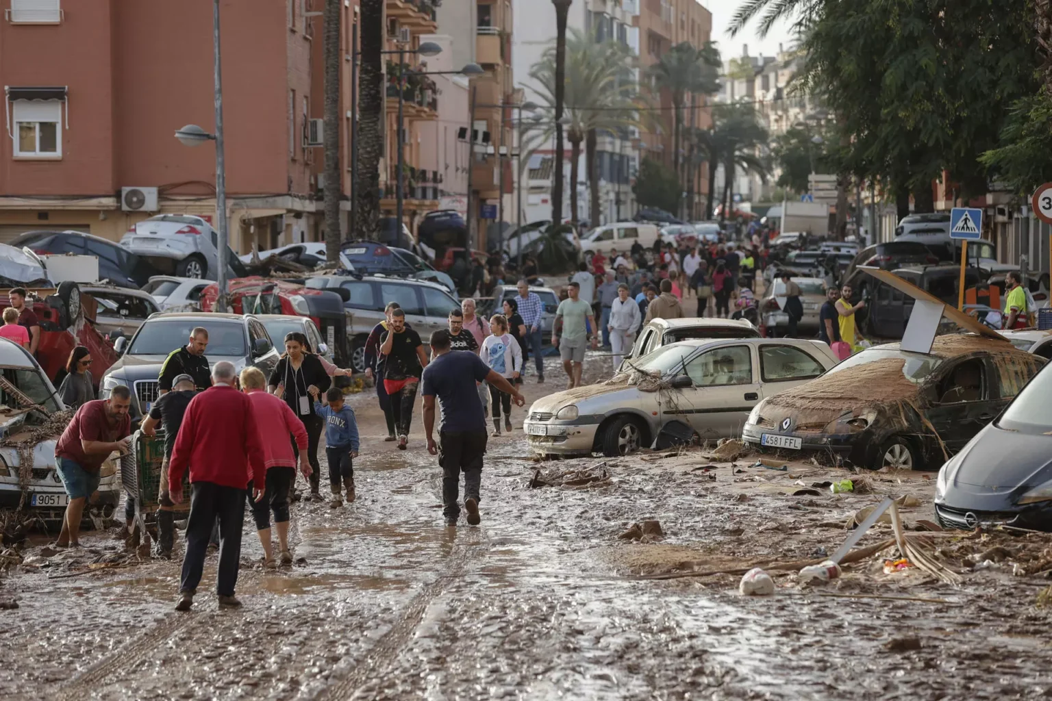 Falta de ayuda gubernamental agrava la crisis por inundaciones en Valencia, España
