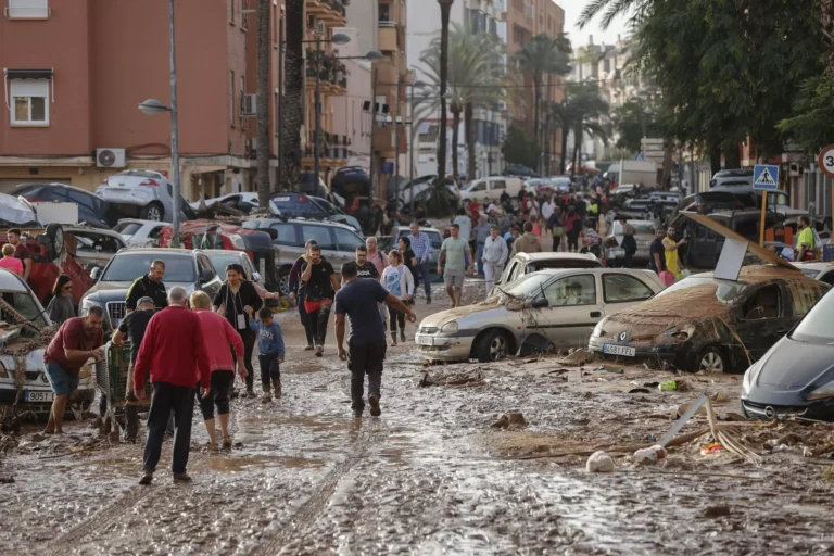 Falta de ayuda gubernamental agrava la crisis por inundaciones en Valencia, España