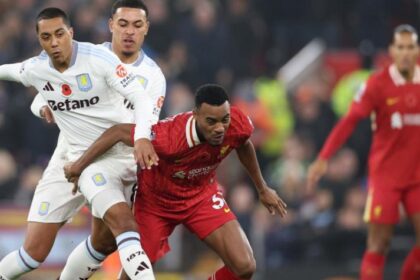 Liverpool se impone 2-0 sobre Aston Villa y amplía su ventaja en la Premier League