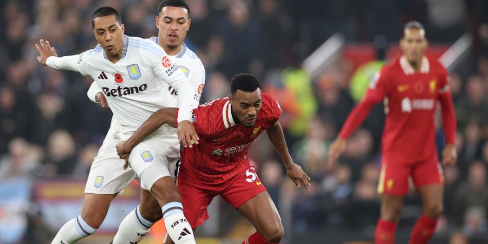 Liverpool se impone 2-0 sobre Aston Villa y amplía su ventaja en la Premier League