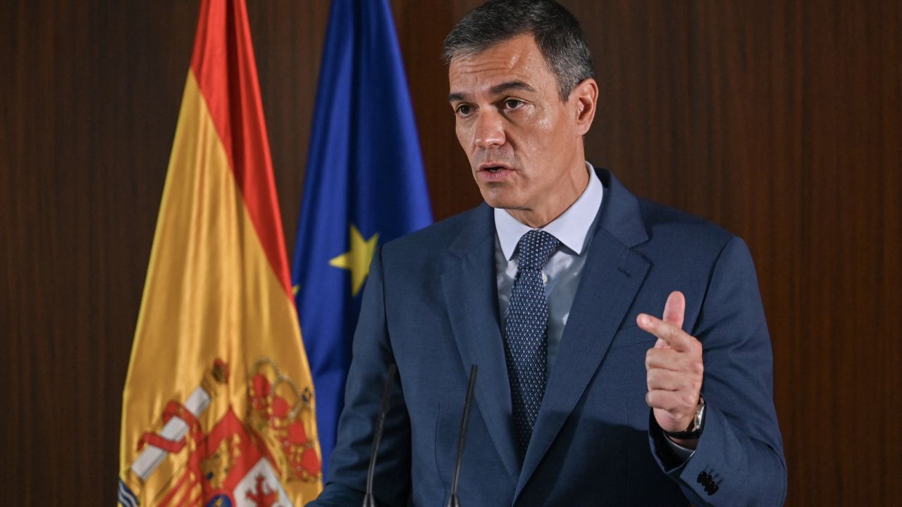Pedro Sánchez, presidente de España, envía 10.000 agentes a zonas devastadas por DANA