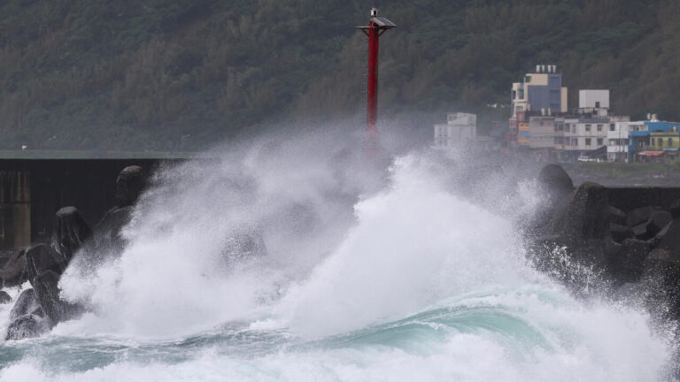 Japón ordena evacuaciones masivas ante el tifón Kong-rei