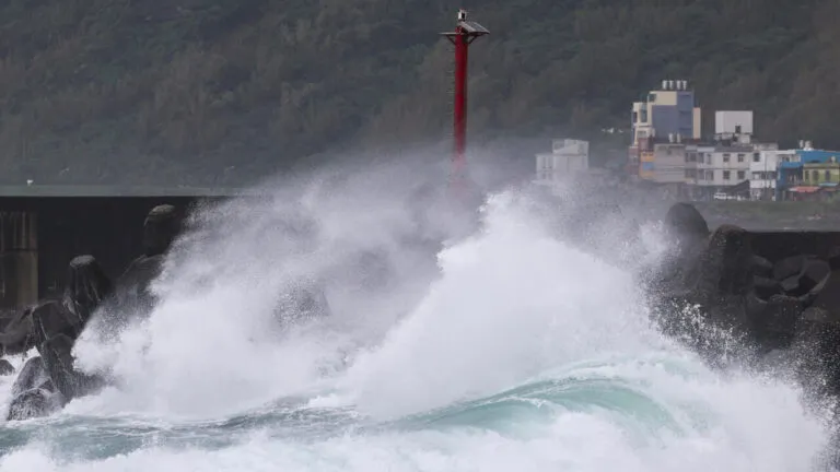 Japón ordena evacuaciones masivas ante el tifón Kong-rei