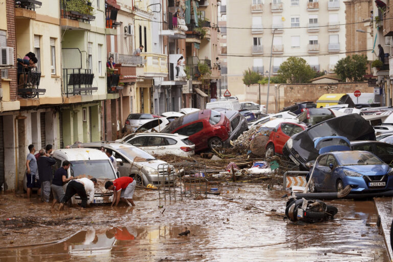 España: Mujer rescatada viva después de tres días de inundaciones por DANA