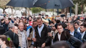 “Asesinos”: Residentes afectados por las inundaciones insultan y lanzan barro a los reyes de España