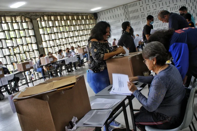 Dos bombas lacrimógenas detonan en la UCV durante proceso electoral