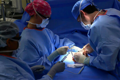Ecuador realiza la primera cirugía cerebral guiada por IA