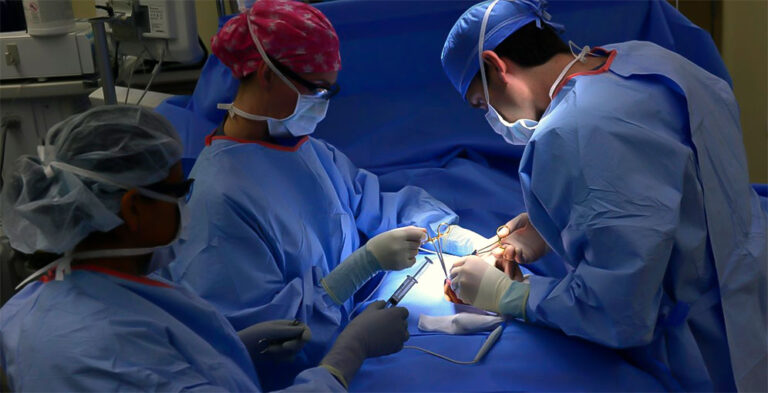Ecuador realiza la primera cirugía cerebral guiada por IA