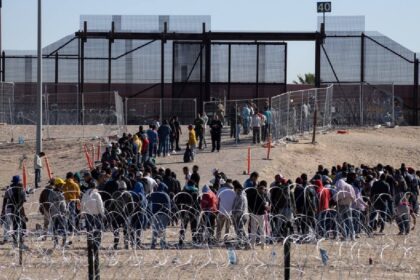 Texas ofrece terreno para centro de detención de migrantes bajo plan de Trump