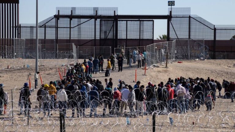 Texas ofrece terreno para centro de detención de migrantes bajo plan de Trump