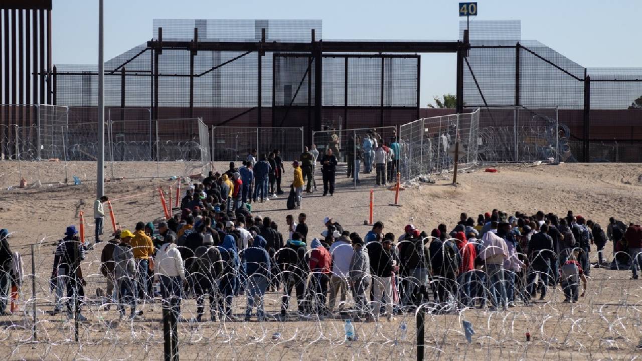 Texas ofrece terreno para centro de detención de migrantes bajo plan de Trump