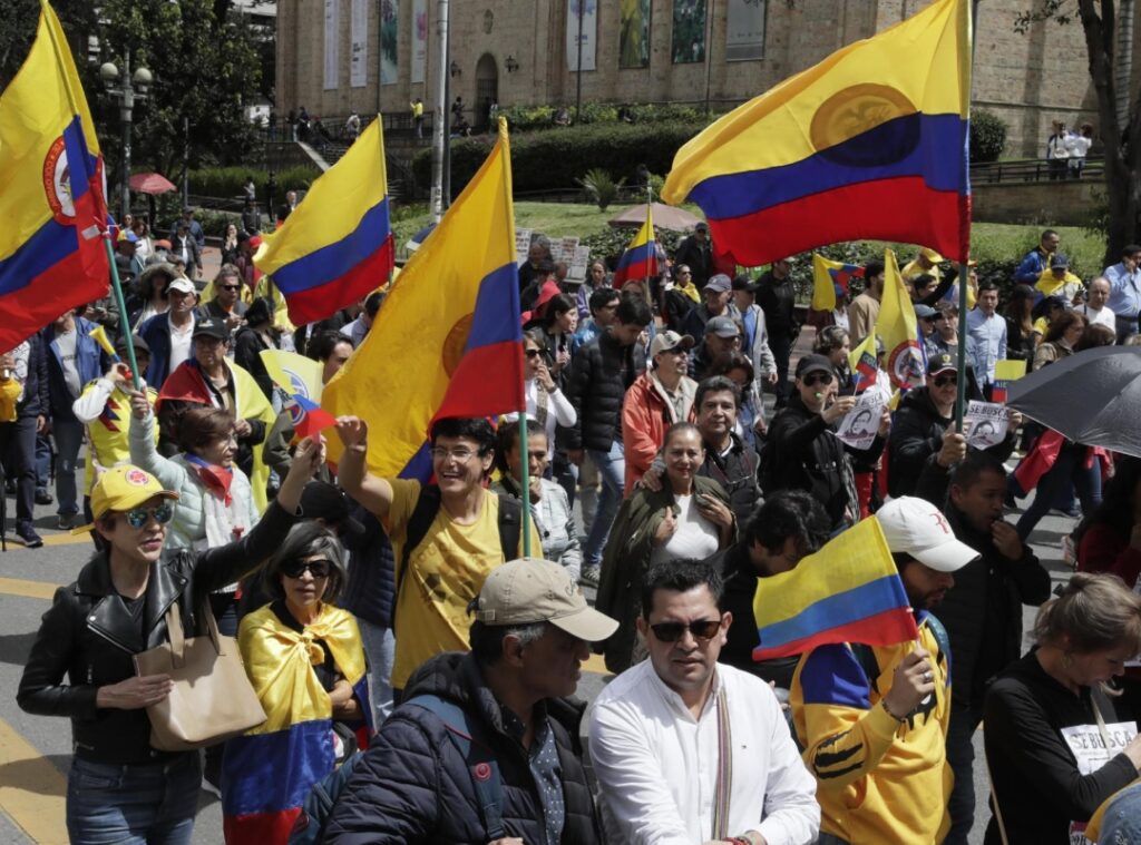 Miles de colombianos protestan contra el gobierno de Petro