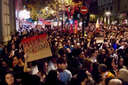 Valencianos exigen la dimisión de Carlos Mazón por su gestión de la catástrofe