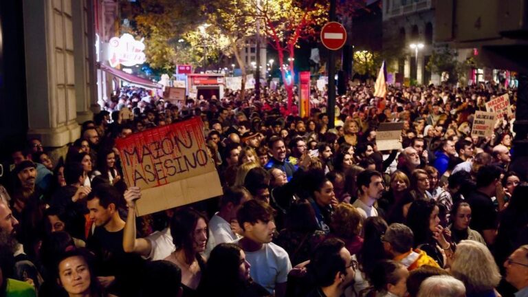 Valencianos exigen la dimisión de Carlos Mazón por su gestión de la catástrofe