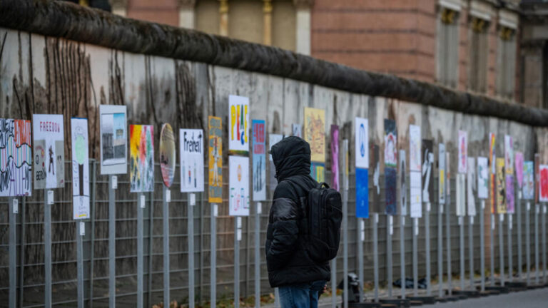 Alemania honra a las víctimas del Muro de Berlín en su aniversario
