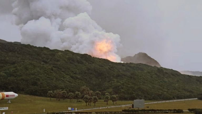 Un incendio devasta instalación espacial de Japón durante prueba de cohete Un incendio devasta instalación espacial de Japón durante prueba de cohete