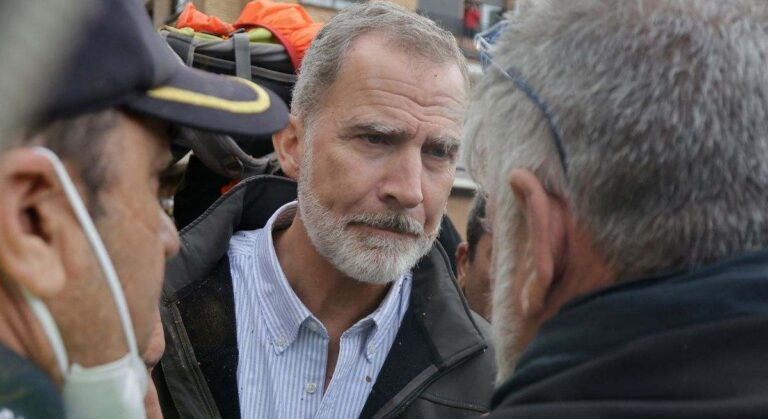 Felipe VI reconoce la frustración de los afectados por inundaciones en Valencia
