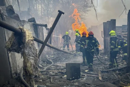 Misiles rusos atacan Odesa y causan al menos 10 muertes