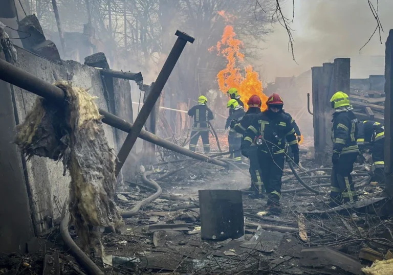 Misiles rusos atacan Odesa y causan al menos 10 muertes