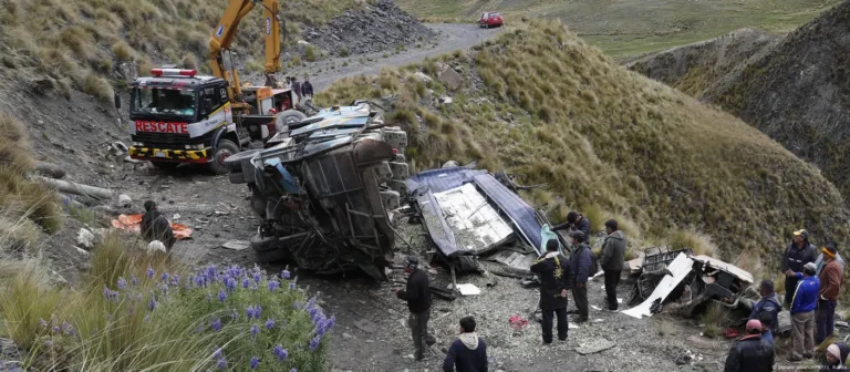 Choque entre un camión y un bus dejó al menos 13 muertos este viernes en Bolivia