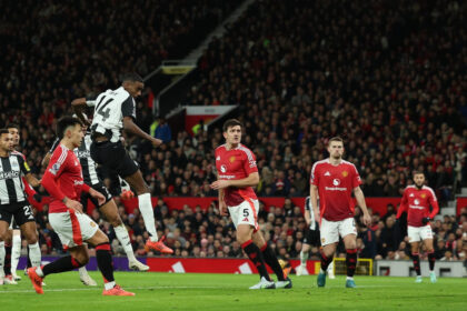 El Newcastle humilla al Manchester United en Old Trafford