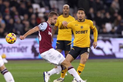 El West Ham rompe su mala racha con un triunfo de los Wolves