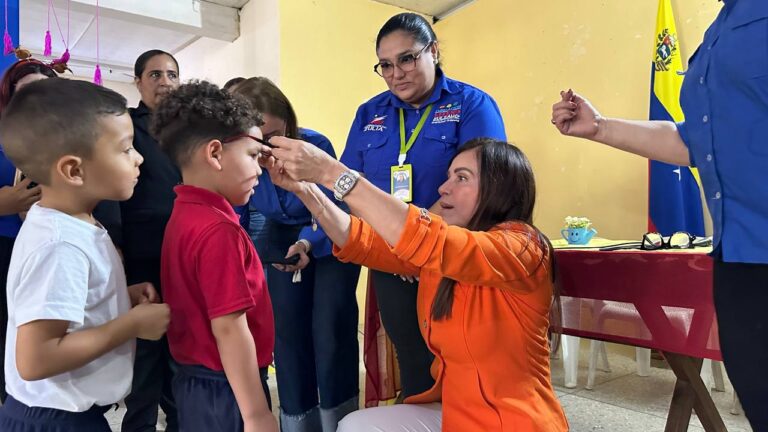 Cien niños del CEI «Rafael Urdaneta» reciben lentes correctivos para mejorar su visión