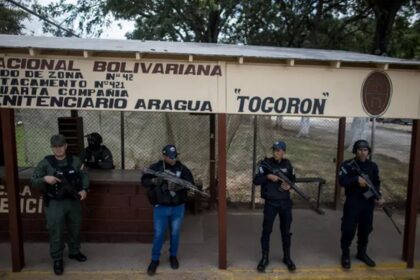 Familiares de presos políticos denuncian traslado masivo de detenidos en Venezuela