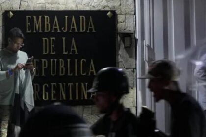 Alerta en la embajada de Argentina en Venezuela: asilados políticos denuncian asedio y situación crítica