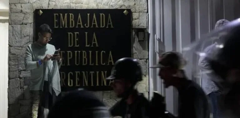 Alerta en la embajada de Argentina en Venezuela: asilados políticos denuncian asedio y situación crítica