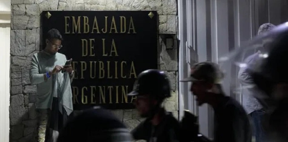 Alerta en la embajada de Argentina en Venezuela: asilados políticos denuncian asedio y situación crítica