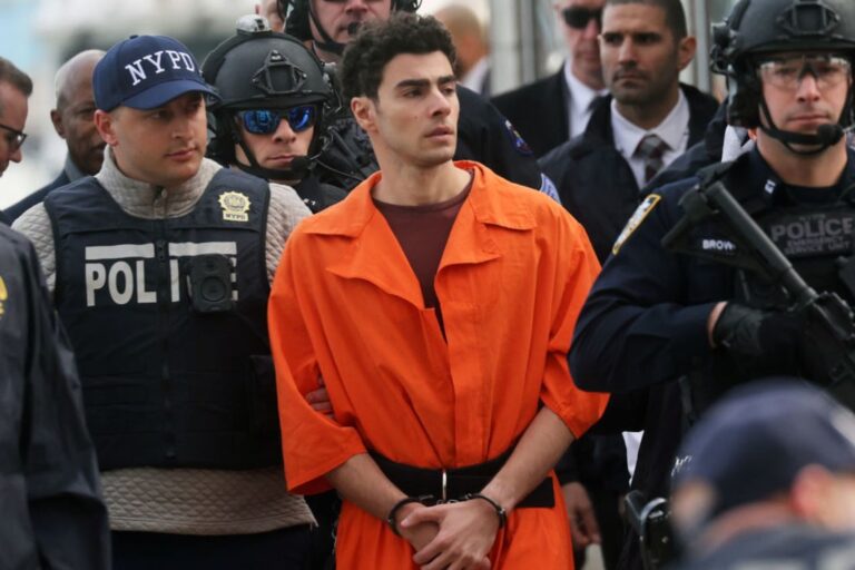 Luigi Mangione llega a Nueva York tras renunciar a su audiencia de extradición