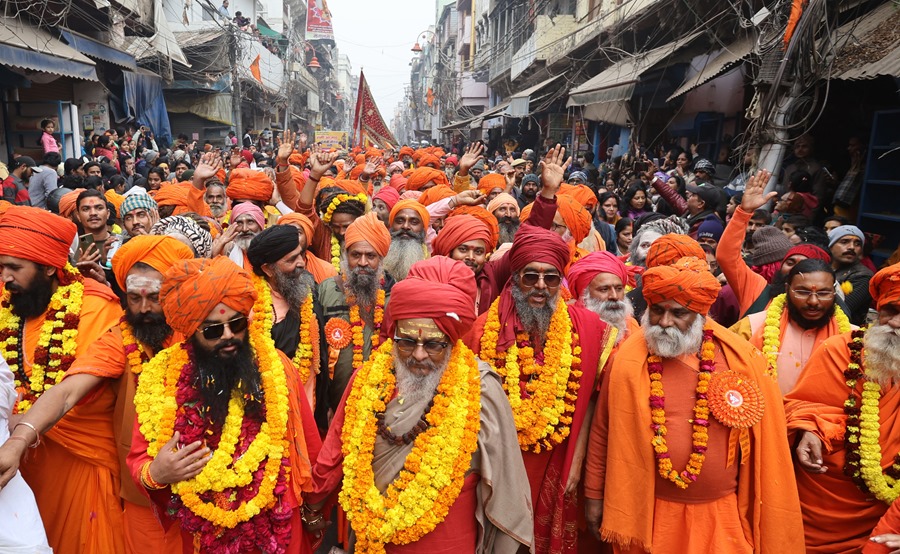 Millones de hindúes se sumergen en aguas sagradas para iniciar el Kumbh Mela