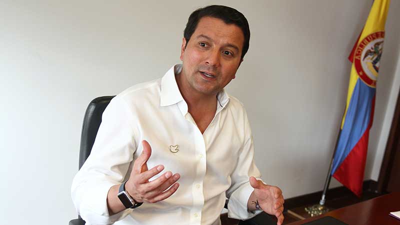 David Luna renuncia al Senado para postularse a la Presidencia de Colombia
