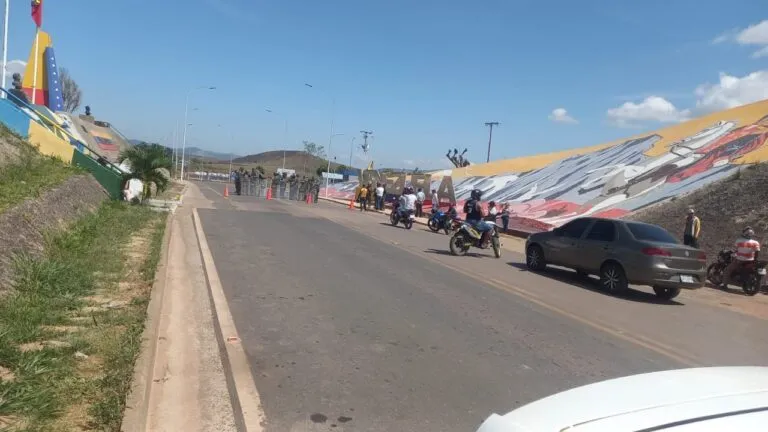 Gobierno venezolano cierra frontera con Brasil por tres días