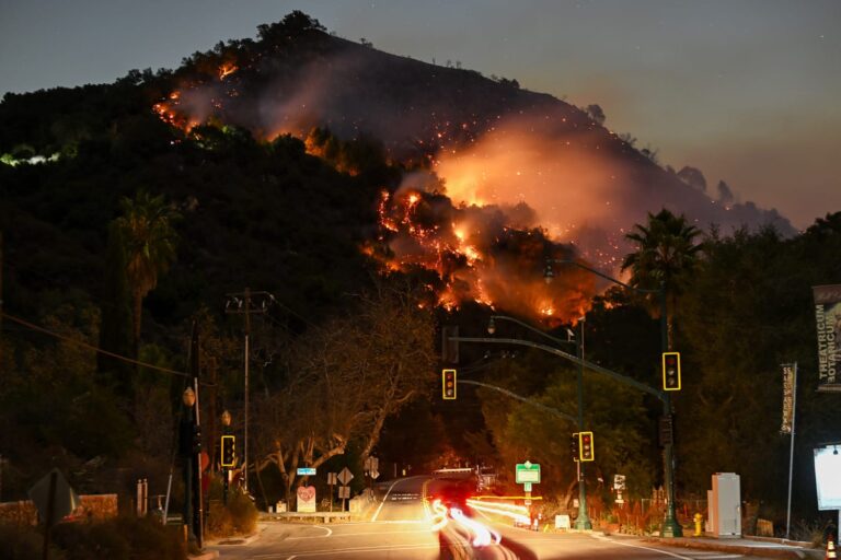 México envía refuerzos a EE.UU. para combatir incendios en Los Ángeles