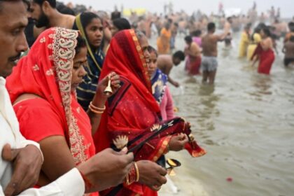 Millones de hindúes se sumergen en aguas sagradas para iniciar el Kumbh Mela