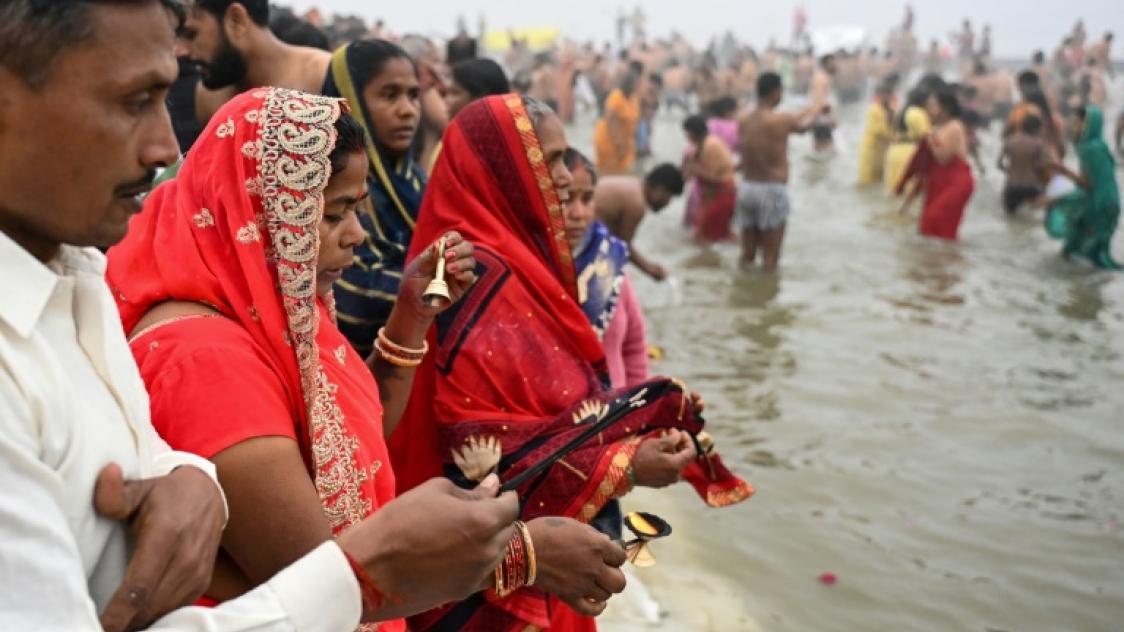 Millones de hindúes se sumergen en aguas sagradas para iniciar el Kumbh Mela