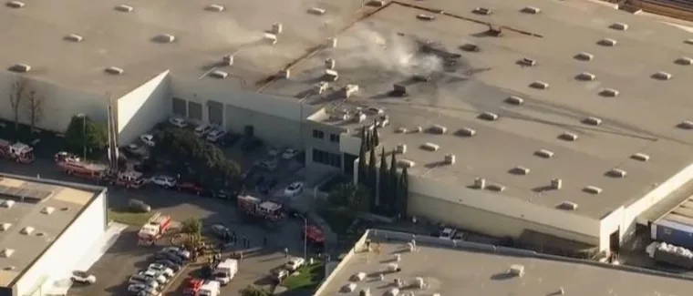 Avión de se estrella contra un almacen en California dejando un saldo de 2 muertos y 18 heridos avion california almacen
