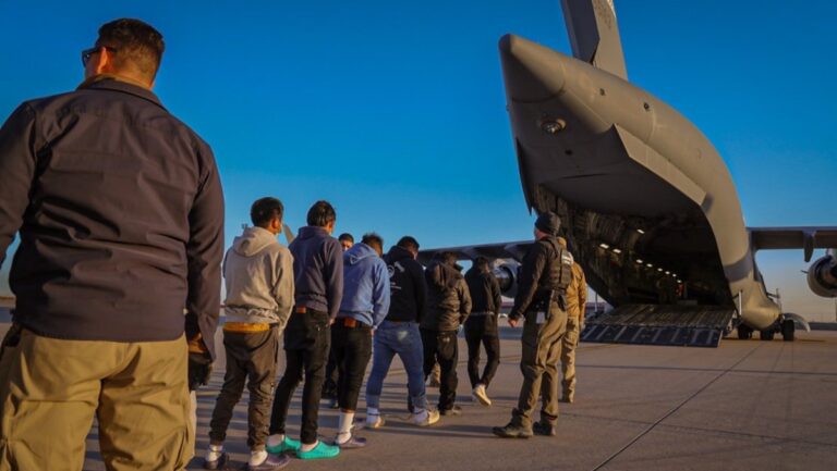 México niega aterrizaje a avión militar con migrantes deportados