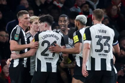 Newcastle sorprende al Arsenal y se lleva la ventaja en la Carabao Cup