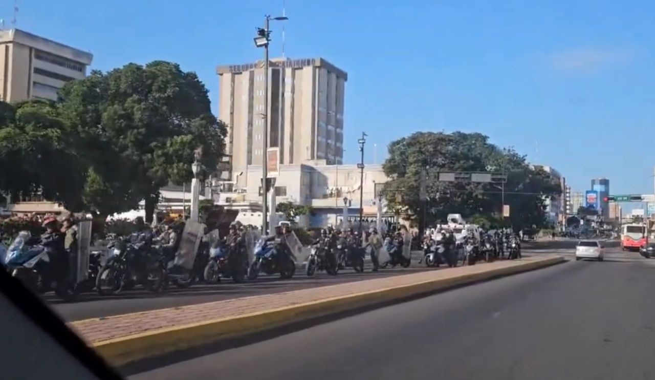 Motorizados rodean Plaza de la República en Maracaibo
